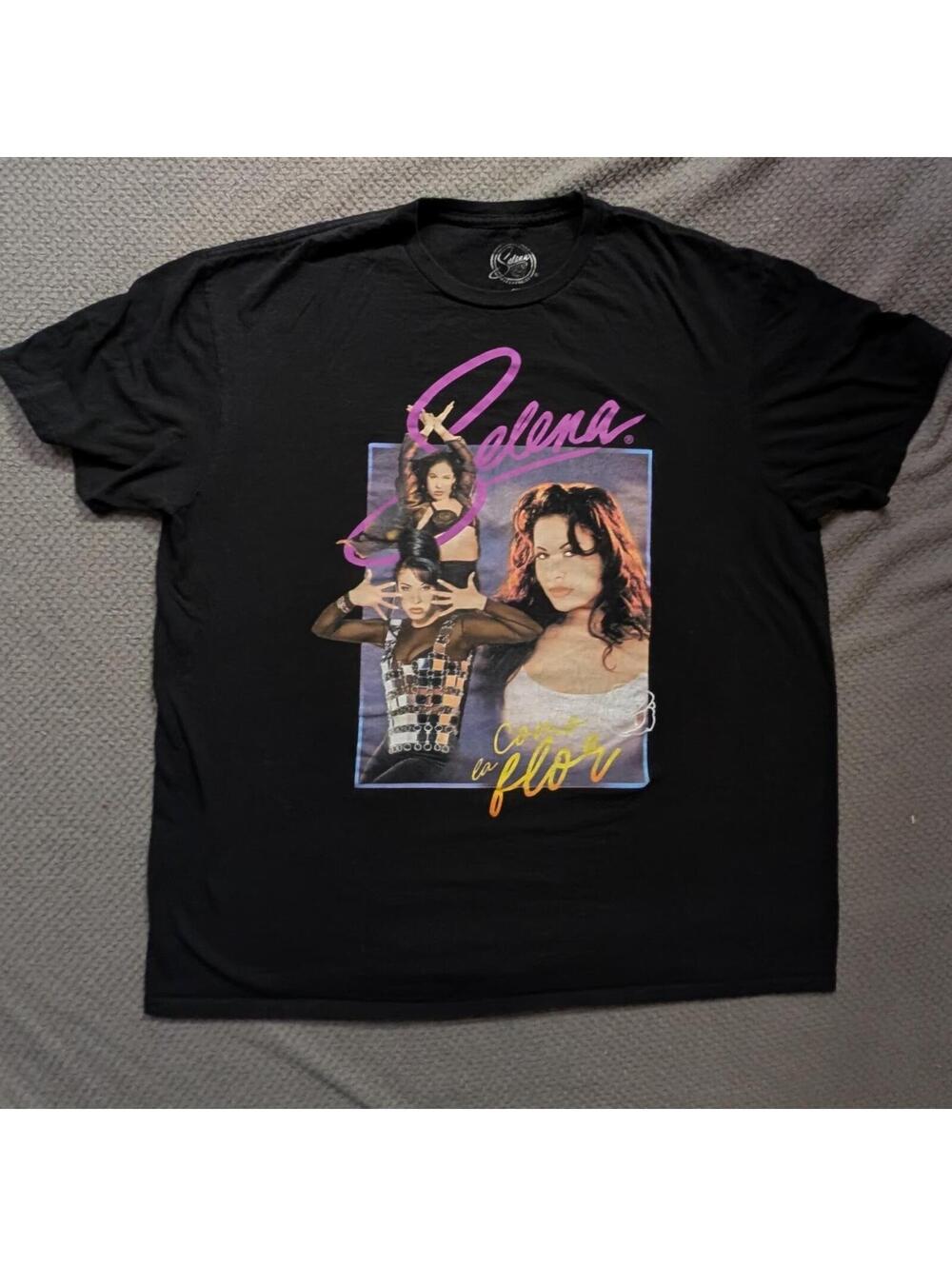 Selena “Como La Flor” Graphic Band Tee – Women’s 1X